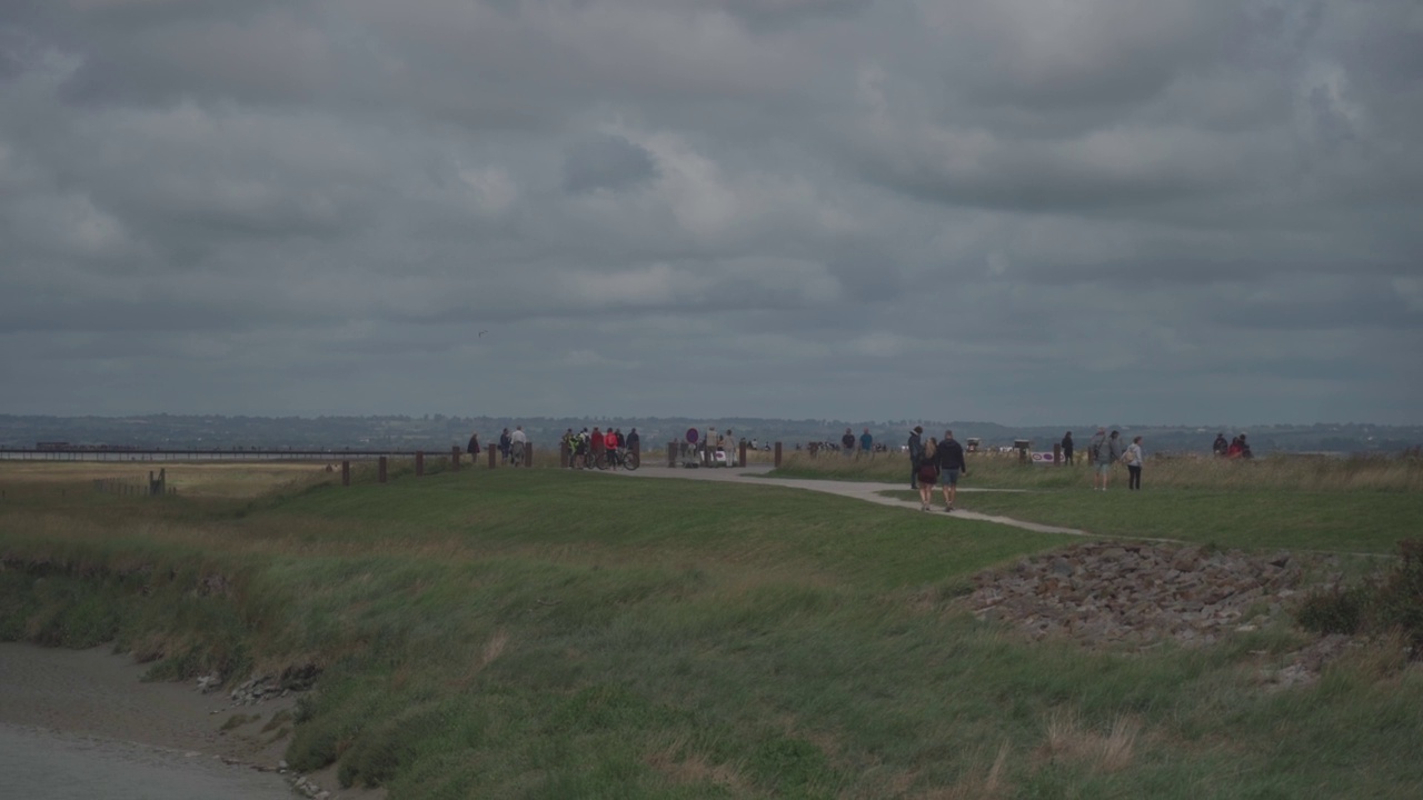 位于法国北部诺曼底地区的圣米歇尔山(Mont Saint-Michel)是一座要塞修道院，坐落在大西洋沿岸一座涨潮时变成岛屿的岩石山上视频素材