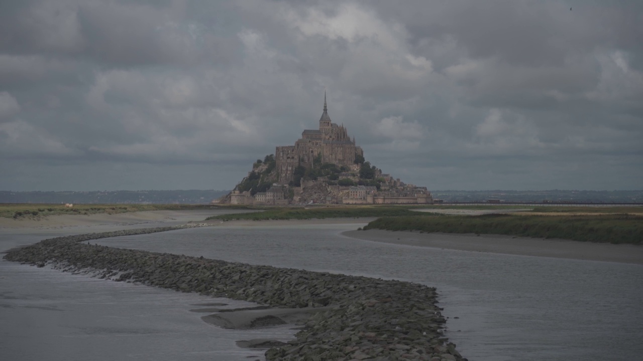 位于法国北部诺曼底地区的圣米歇尔山(Mont Saint-Michel)是一座要塞修道院，坐落在大西洋沿岸一座涨潮时变成岛屿的岩石山上视频素材