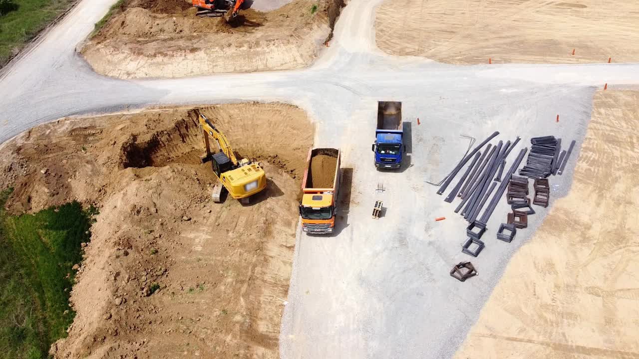 航拍建筑机械为建筑挖掘土地视频素材