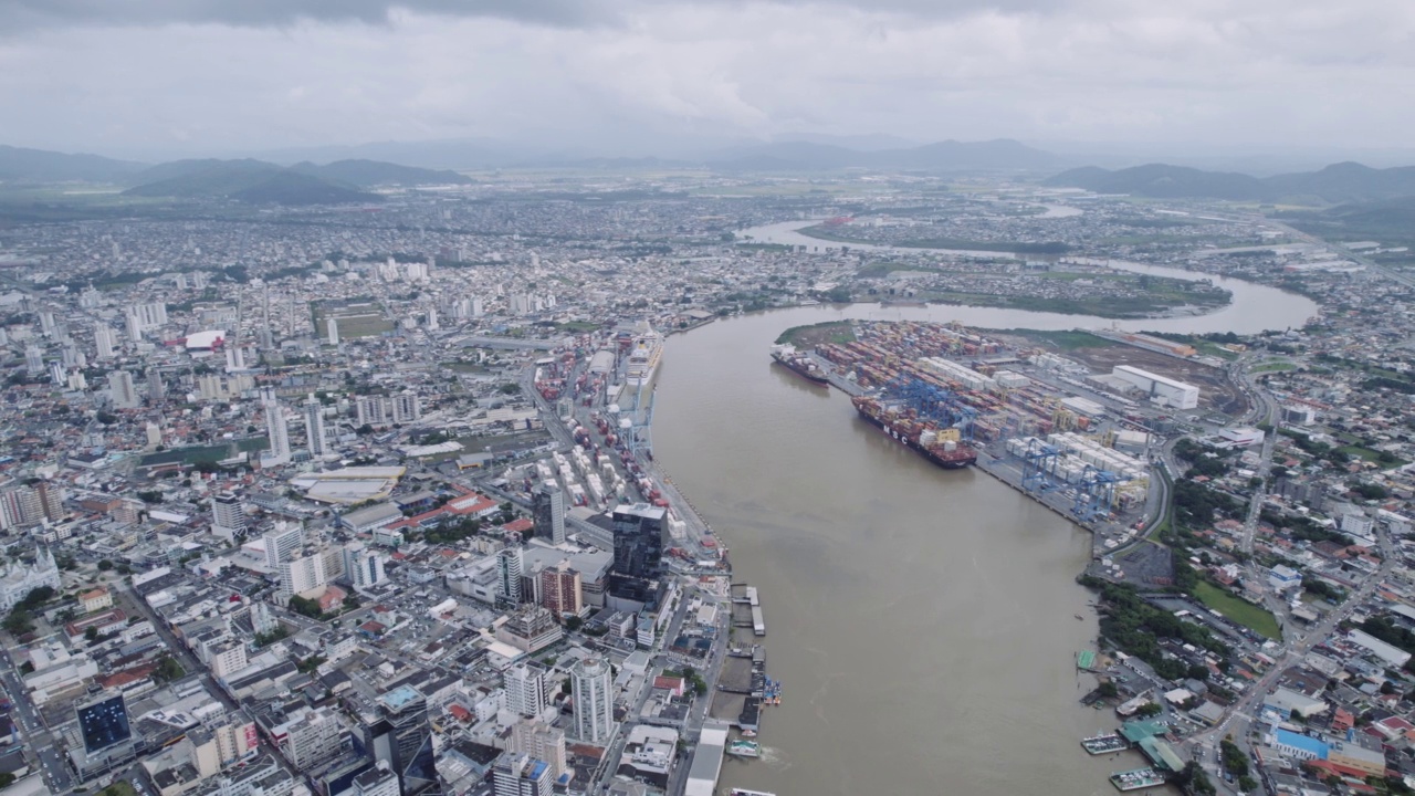 鸟瞰图APM码头Itajaí及其周边城市环境视频素材