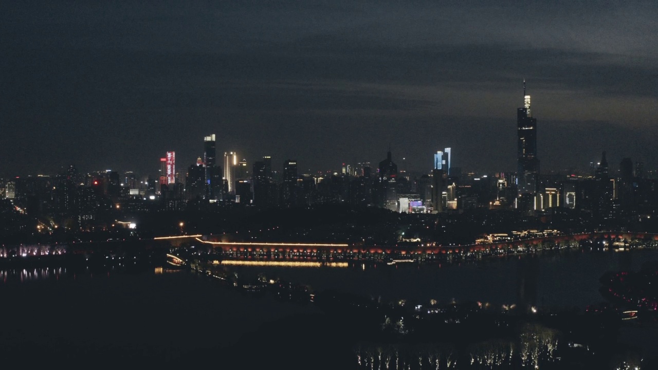 夜晚的湖畔城市景观视频素材