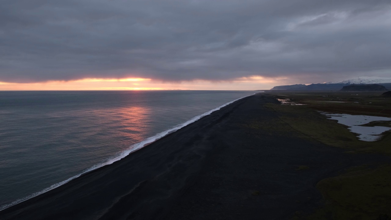 冰岛维克迪霍莱角的黑色火山沙滩视频素材