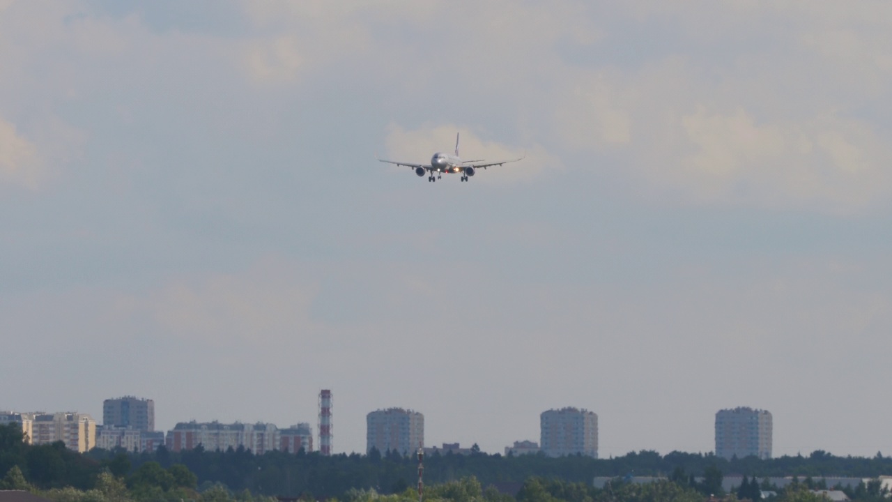 飞机在城市上空飞行视频素材