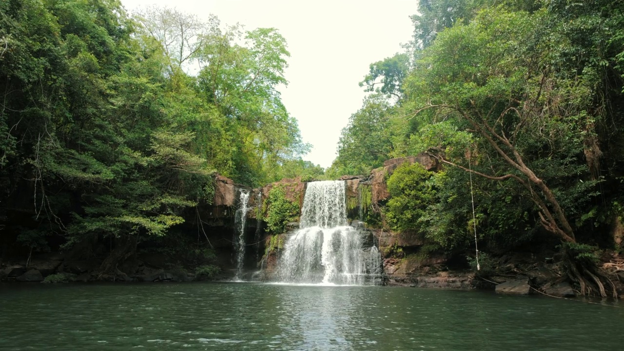 Klong Chao瀑布位于泰国koh kood岛上。Koh Kood，也被称为Ko Kut，是泰国湾的一个岛屿视频素材