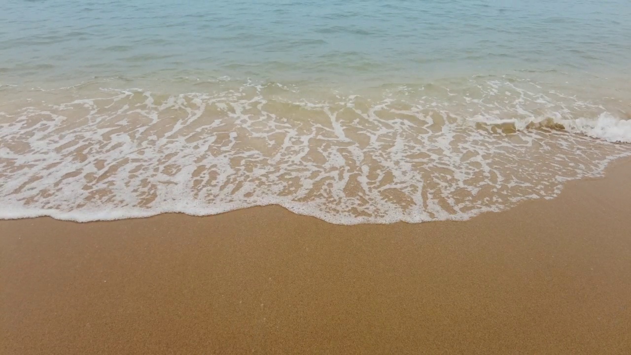 夏天的沙滩上海浪的背景。视频素材