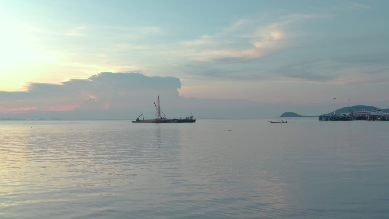 泰国苏梅岛，内通海岸上的挖掘机和起重机视频素材