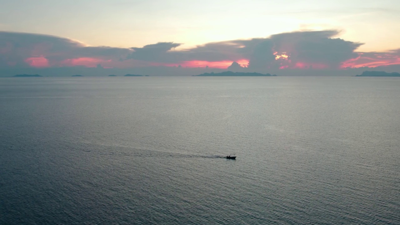 一艘小船在泰国苏梅岛的内通海岸巡航。Angthong背景视频素材