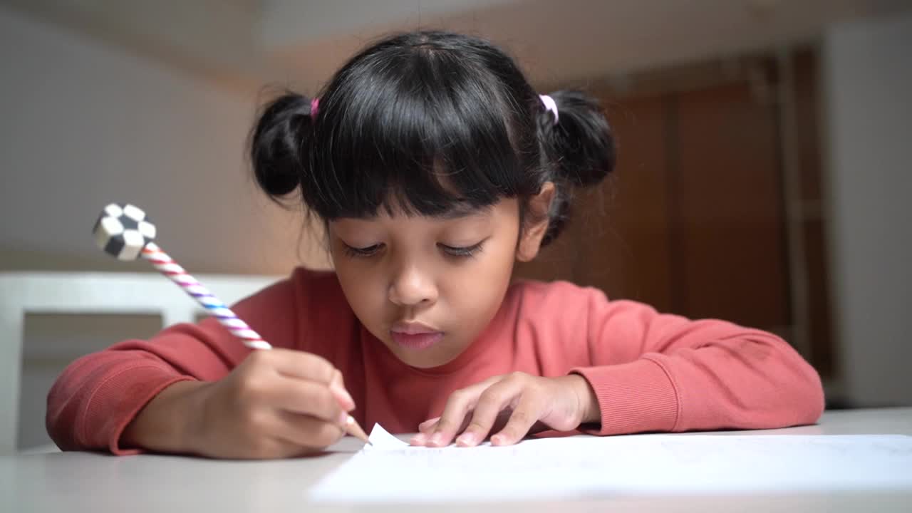 亚洲学生在晚上做作业。教育的概念。视频下载