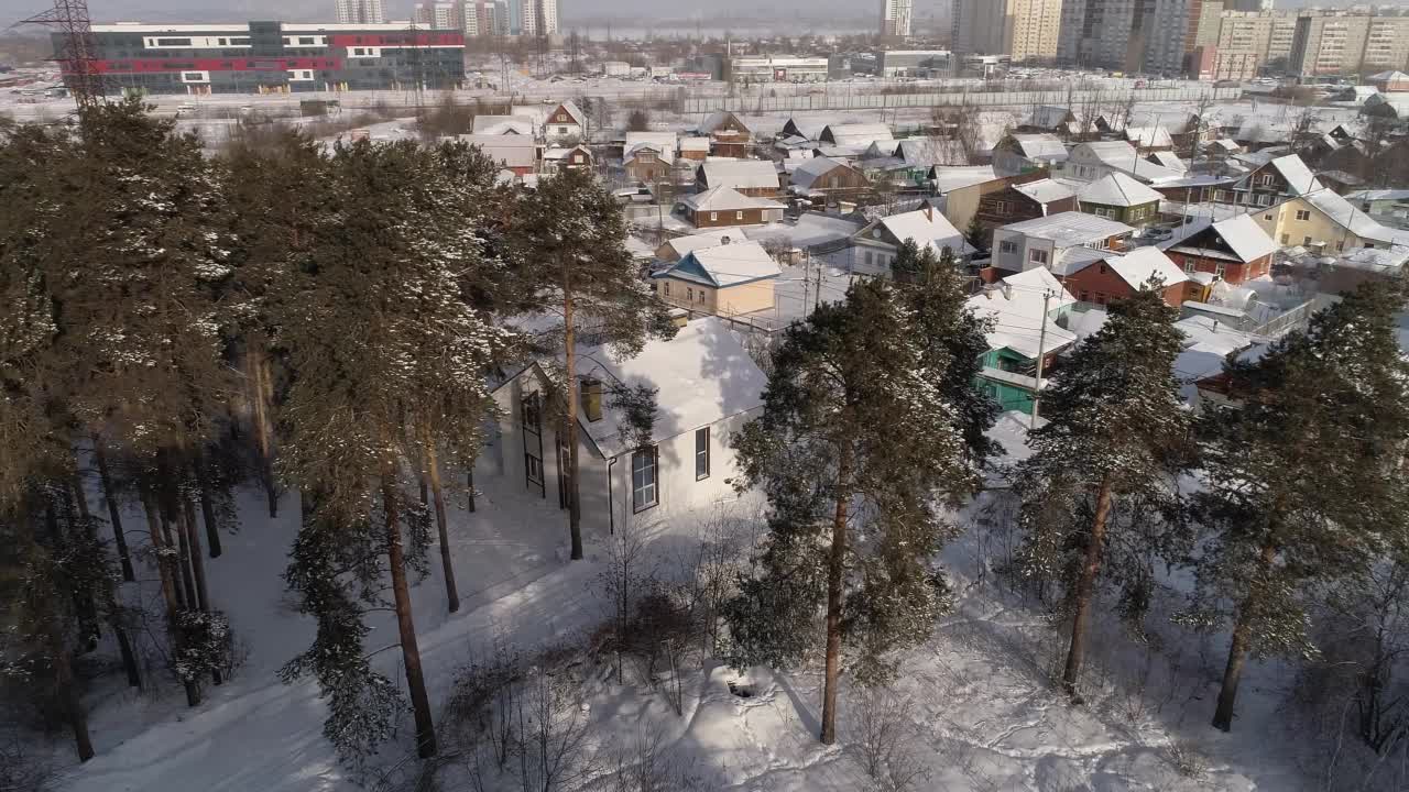 鸟瞰图的村舍在城市的郊区与森林视频素材