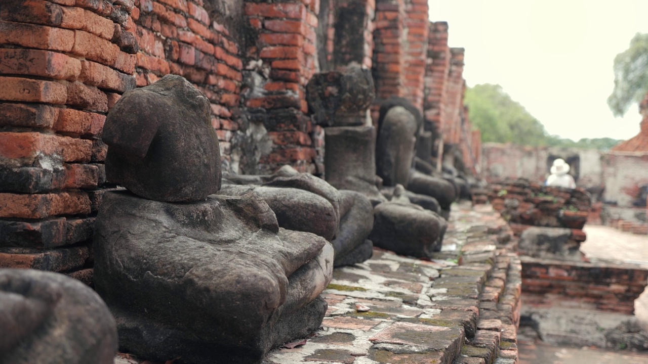 被列入联合国教科文组织世界遗产名录的佛像遗址——玛哈塔寺(Wat Mahathat)，是泰国大城府历史公园的历史地标。视频素材