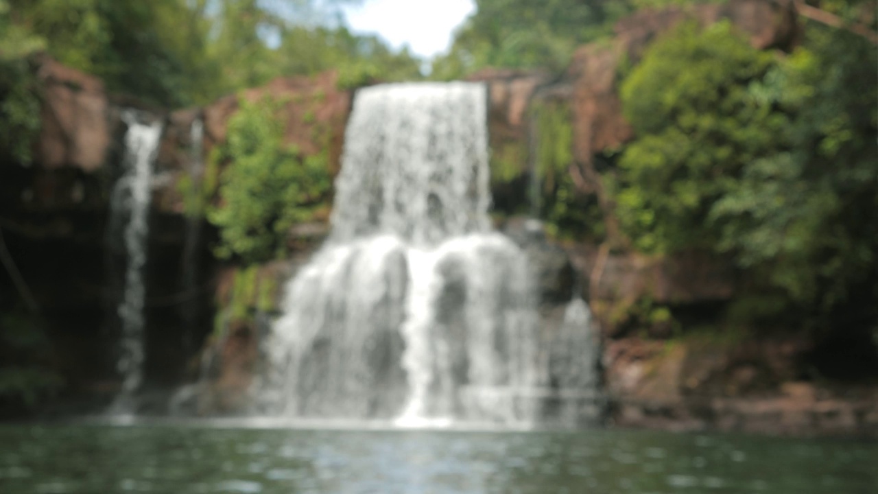 瀑布模糊的背景。泰国叻库岛的Klong Chao瀑布。Koh Kood，也被称为Ko Kut，是泰国湾的一个岛屿视频素材