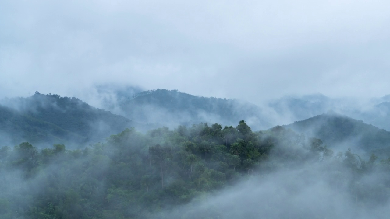 时间推移的云流动的山在阴天在夏季日出的场景视频素材