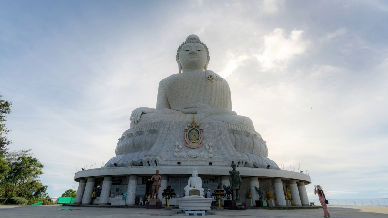 在泰国普吉岛的大佛纪念碑上，令人惊叹的日落。钢筋混凝土结构，装饰着来自缅甸的白玉大理石苏里亚坎塔视频素材