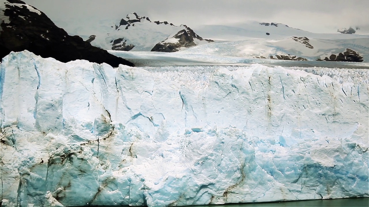 Perito Moreno冰川(Glaciar Perito Moreno)位于阿根廷圣克鲁斯省阿根廷湖的Los Glaciares国家公园。视频素材