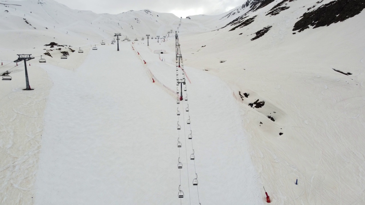 航拍的滑雪胜地的缆车，在西班牙韦斯卡的Formigal没有人视频素材