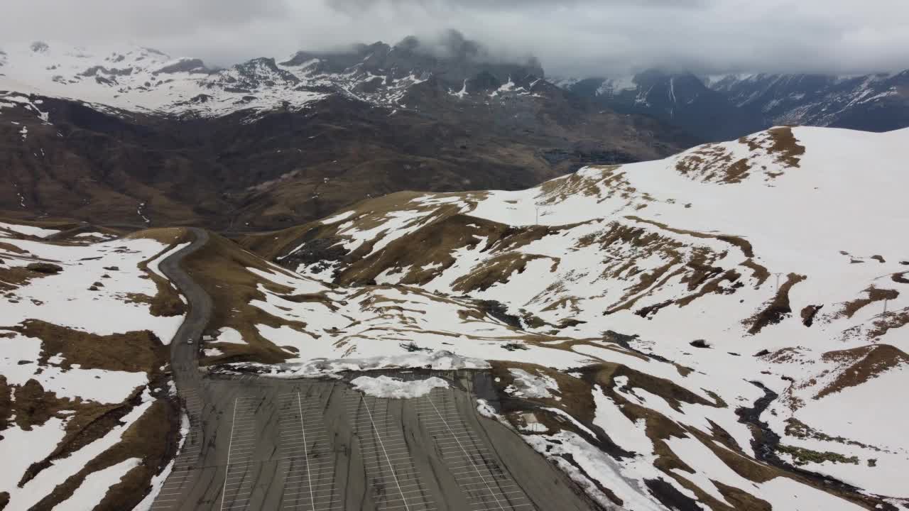 西班牙韦斯卡福米格尔的滑雪场在关门时间的鸟瞰图和沙里奥斯停车场视频素材