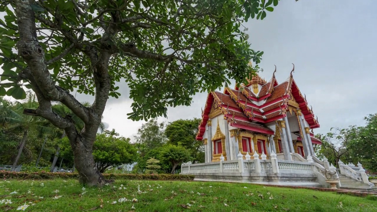从白天到夜晚，泰国寺庙的日落场景和移动的云视频素材