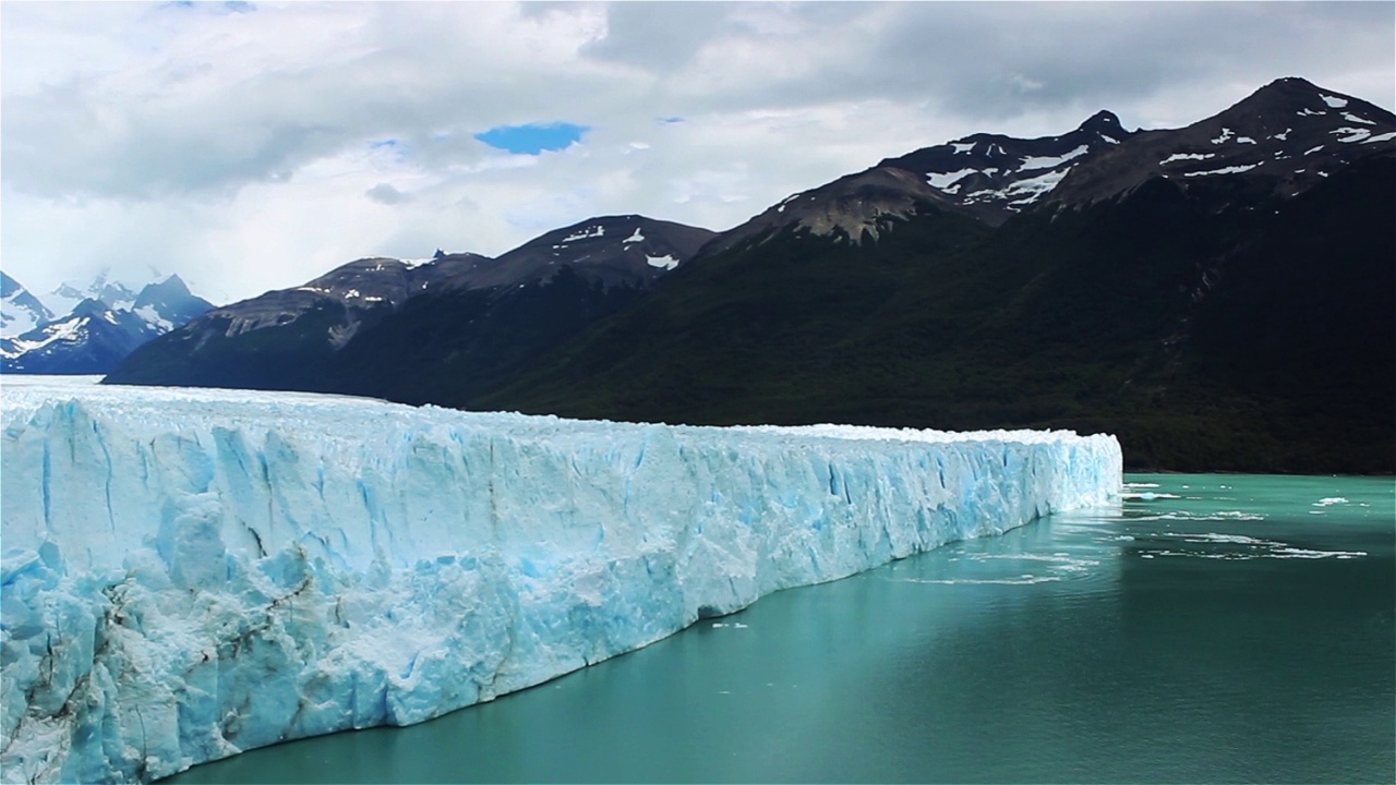 Perito Moreno冰川(Glaciar Perito Moreno)位于阿根廷圣克鲁斯省阿根廷湖的Los Glaciares国家公园。视频素材