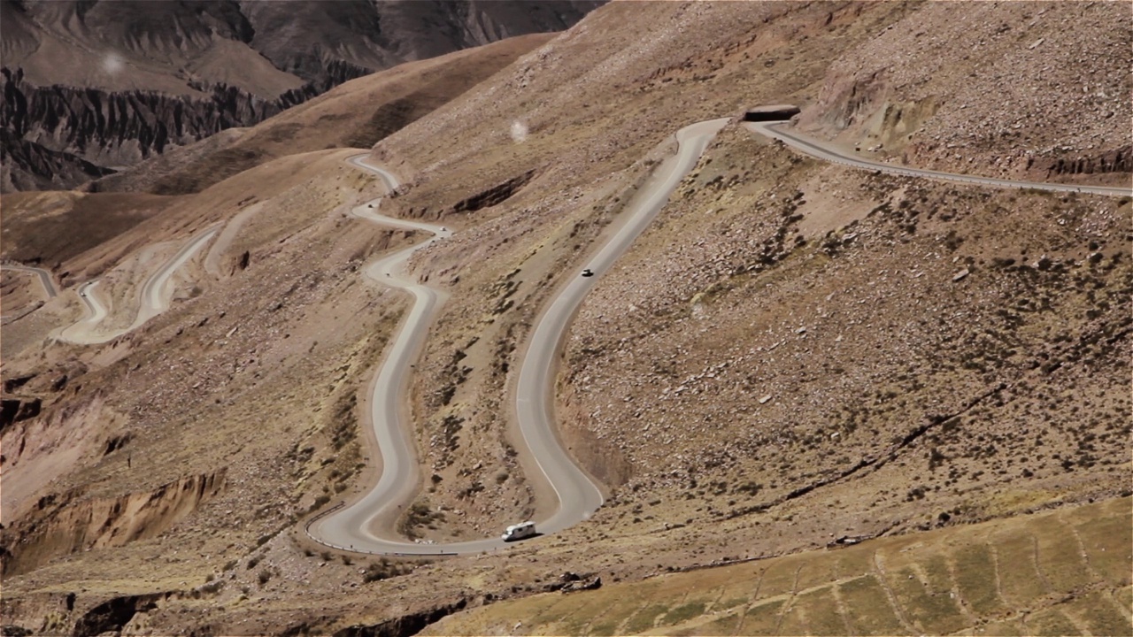 Cuesta de Lipan (Lipan Slope)下坡公路到Purmamarca, Jujuy省，阿根廷，南美洲。视频素材