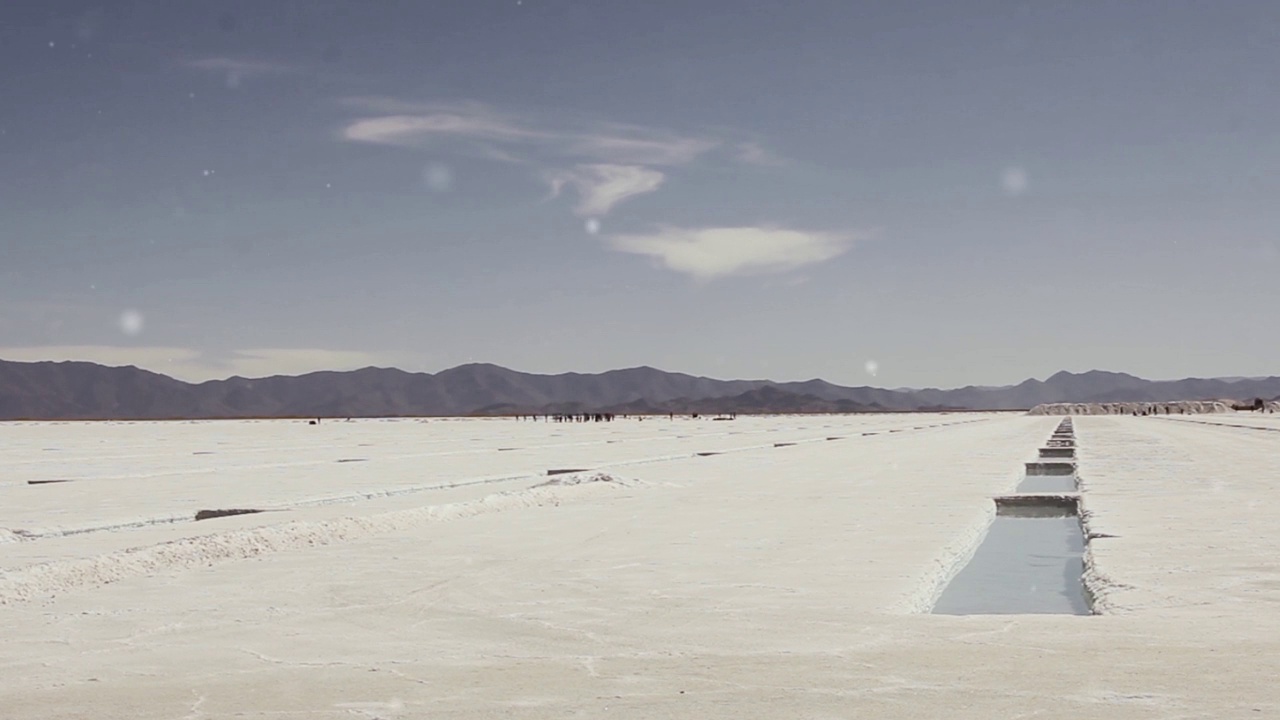 “Salinas Grandes”的盐提取和锂储量，一个位于阿根廷中北部和南美洲的大型盐脂。视频素材