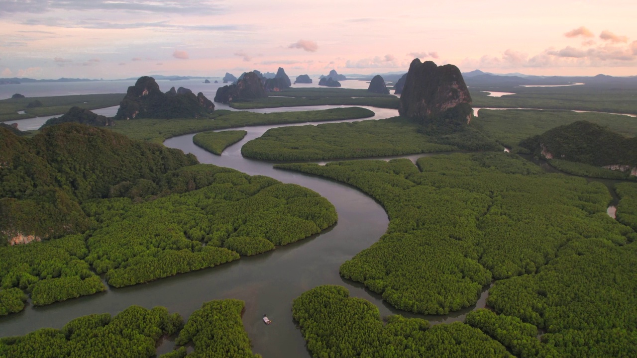 鸟瞰图泰国攀牙省红树林日落场景和日出，4K(UHD)，航拍海洋和红树林景观视频素材