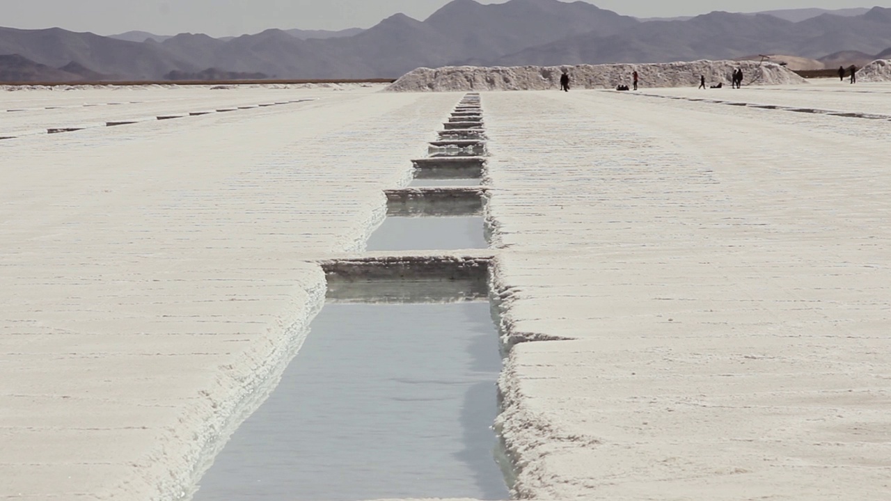 “Salinas Grandes”的盐提取和锂储量，一个位于阿根廷中北部和南美洲的大型盐脂。视频素材