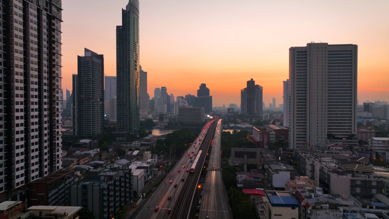 无人机拍摄的曼谷Chao Phaya河上高速公路和地铁空中列车上的交通信号灯视频素材