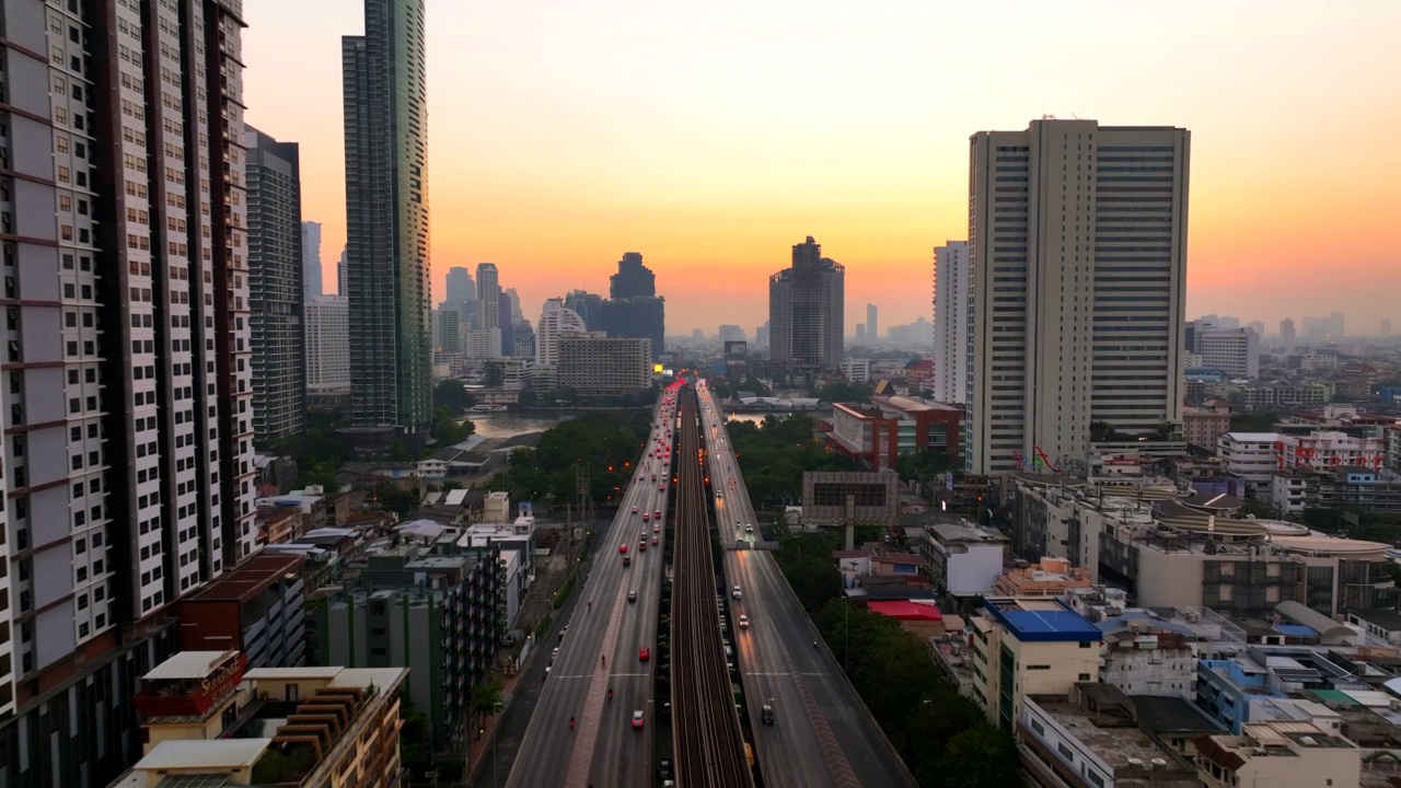 无人机拍摄的曼谷Chao Phaya河上高速公路和地铁空中列车上的交通信号灯视频素材