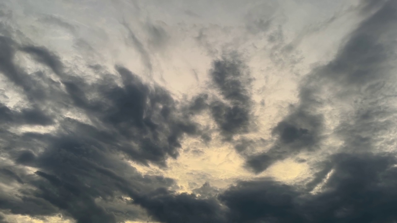 雨前，天空烟雾缭绕视频下载