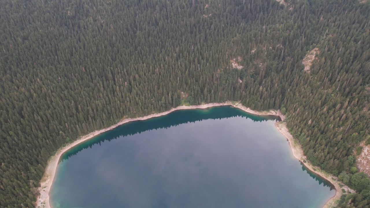 从空中俯瞰黑山的黑湖或Crno jezero, Zabljak，欧洲视频素材