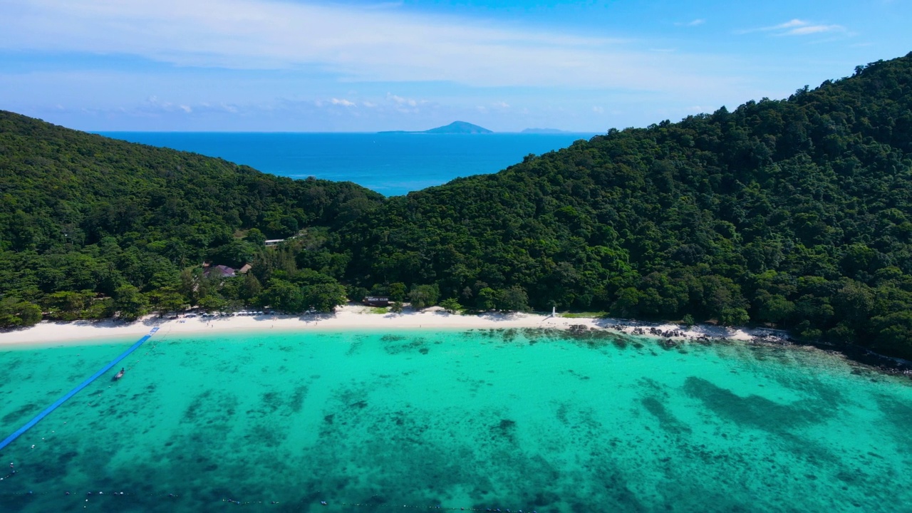 海滩鸟瞰图。白色沙滩的顶部视图。在阳光明媚的日子里，鸟瞰美丽的海浪。暑假田园。视频素材