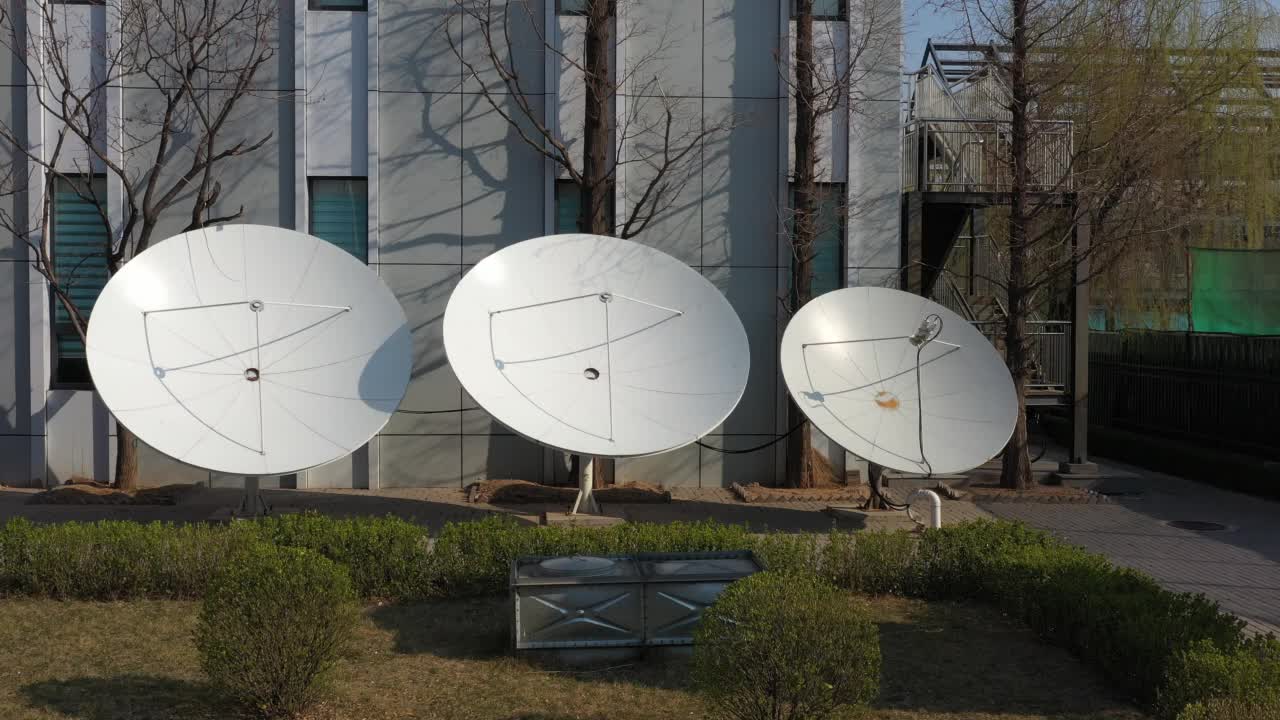 天线:广播电台和电视台接收卫星信号的天线视频素材