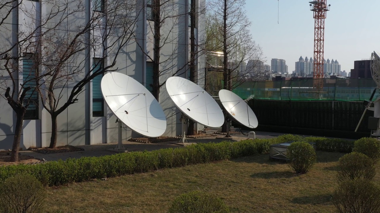 天线无线电和电视台接收卫星信号的天线视频素材