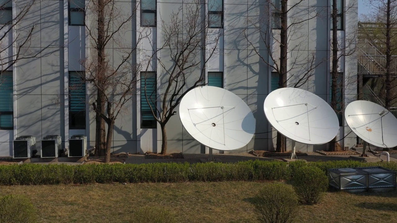 天线无线电和电视台接收卫星信号的天线视频素材