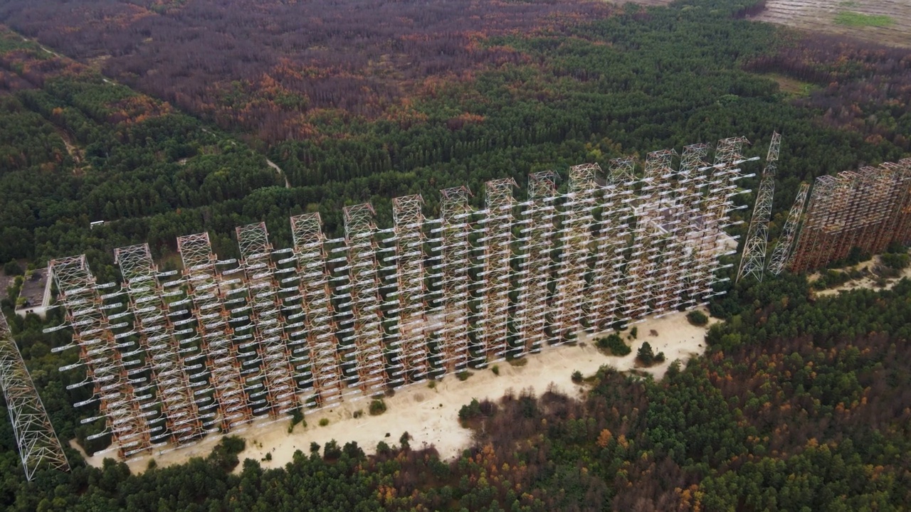 在切尔诺贝利废弃军事基地的Duga雷达系统的鸟瞰图视频素材