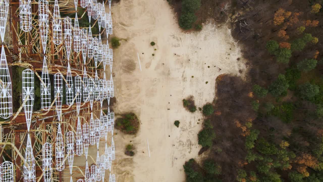 在切尔诺贝利废弃军事基地的Duga雷达系统的鸟瞰图视频素材