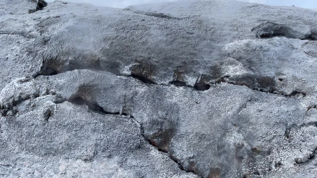 硫磺蒸汽从新西兰罗托鲁瓦地热地区的岩层裂缝中逸出视频下载