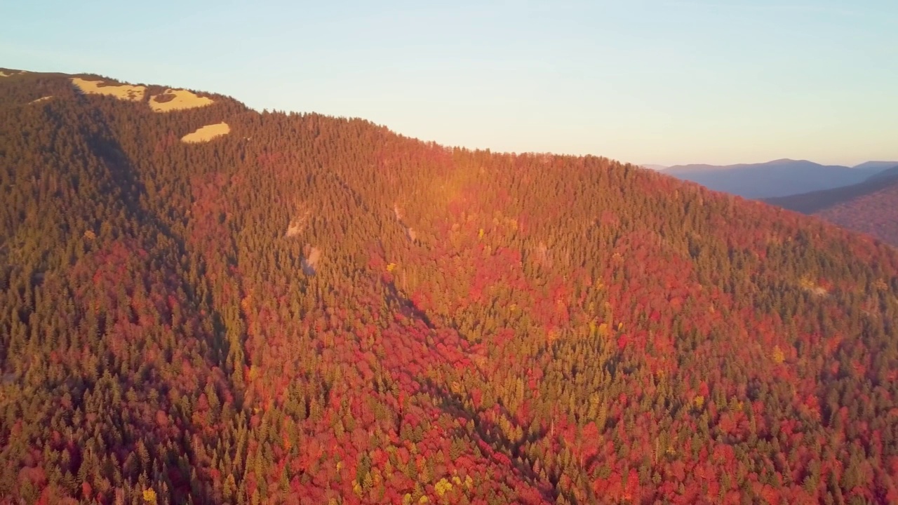 鸟瞰图上的美景。令人叹为观止的风景与全景山脉景观-喀尔巴阡山脉，辛尼维尔山口，卡缅卡山，乌克兰。4k格式的高质量拍摄视频素材