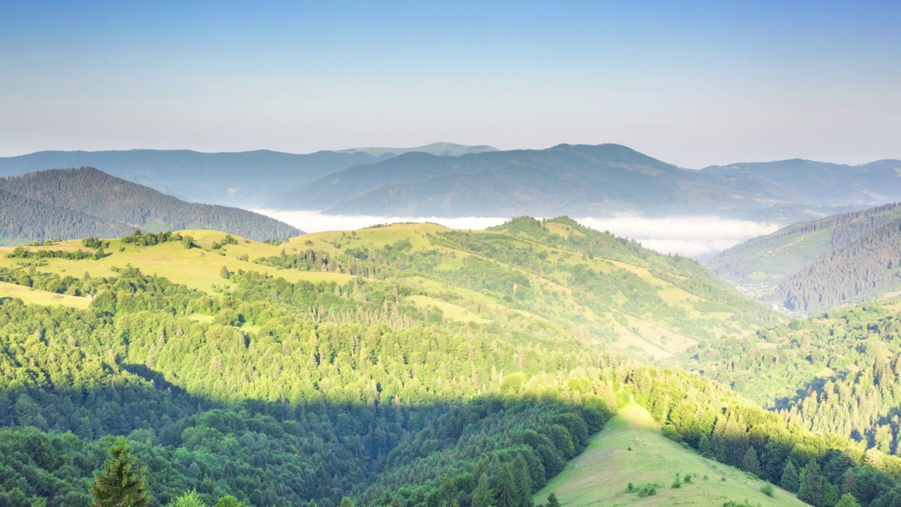 太阳山脉的美妙夏日森林。秋天没有自然景观。喀尔巴阡山上的村庄。日出的光线透过雾和云。乌克兰喀尔巴阡山脉Synevyr山口上的乡间休憩地。视频素材