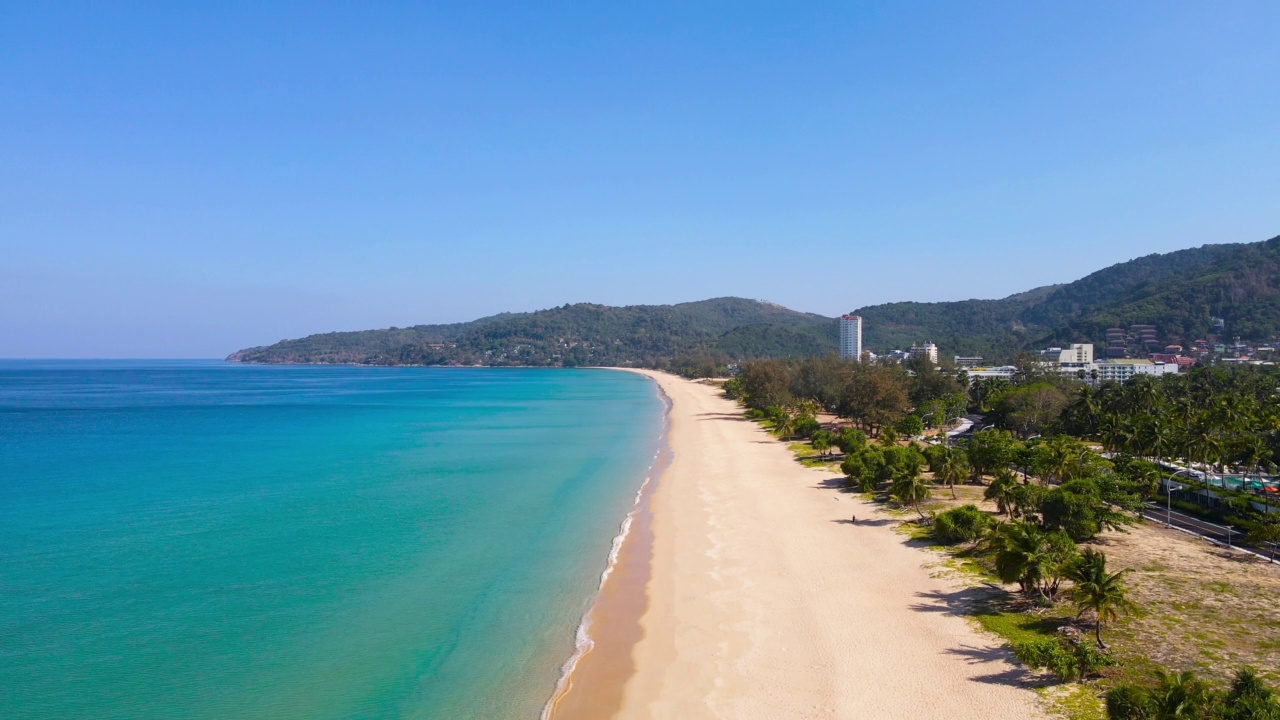 海滩鸟瞰图。白色沙滩的顶部视图。在阳光明媚的日子里，从空中俯瞰美丽的海浪。暑假田园。视频素材