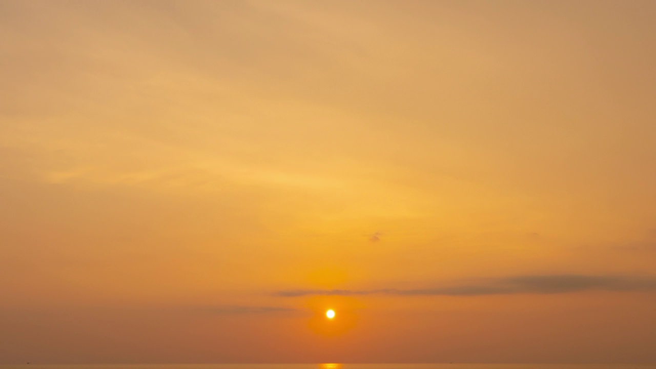 时间推移视频4K。自然视频高质量的镜头。缤纷浪漫的场景。夜晚到白天的天空时间推移与移动的云背景。时间在自然和旅行概念中从白天到黑夜流逝。视频素材