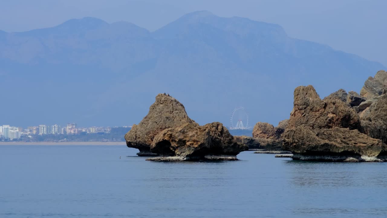 海浪和岩石视频素材