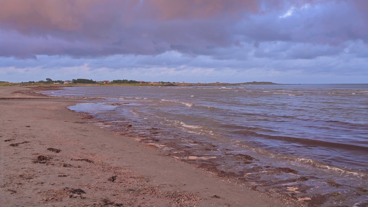 夏天日出的海滩，Vejbystrand, Skane, Kattegat，瑞典视频素材