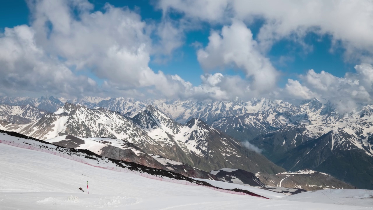 飞机穿越高山云层，飞过美丽的雪峰和冰川。视频素材