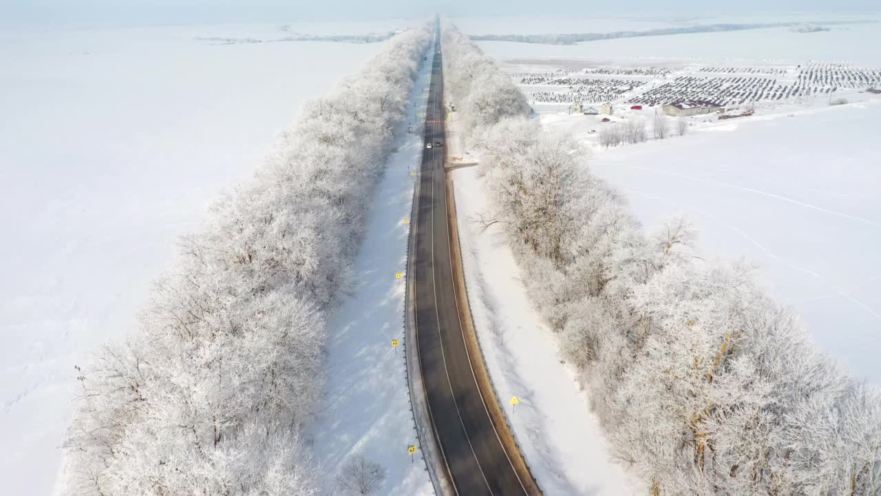 在阳光明媚的日子里，直升机飞过公路和乡间。视频素材