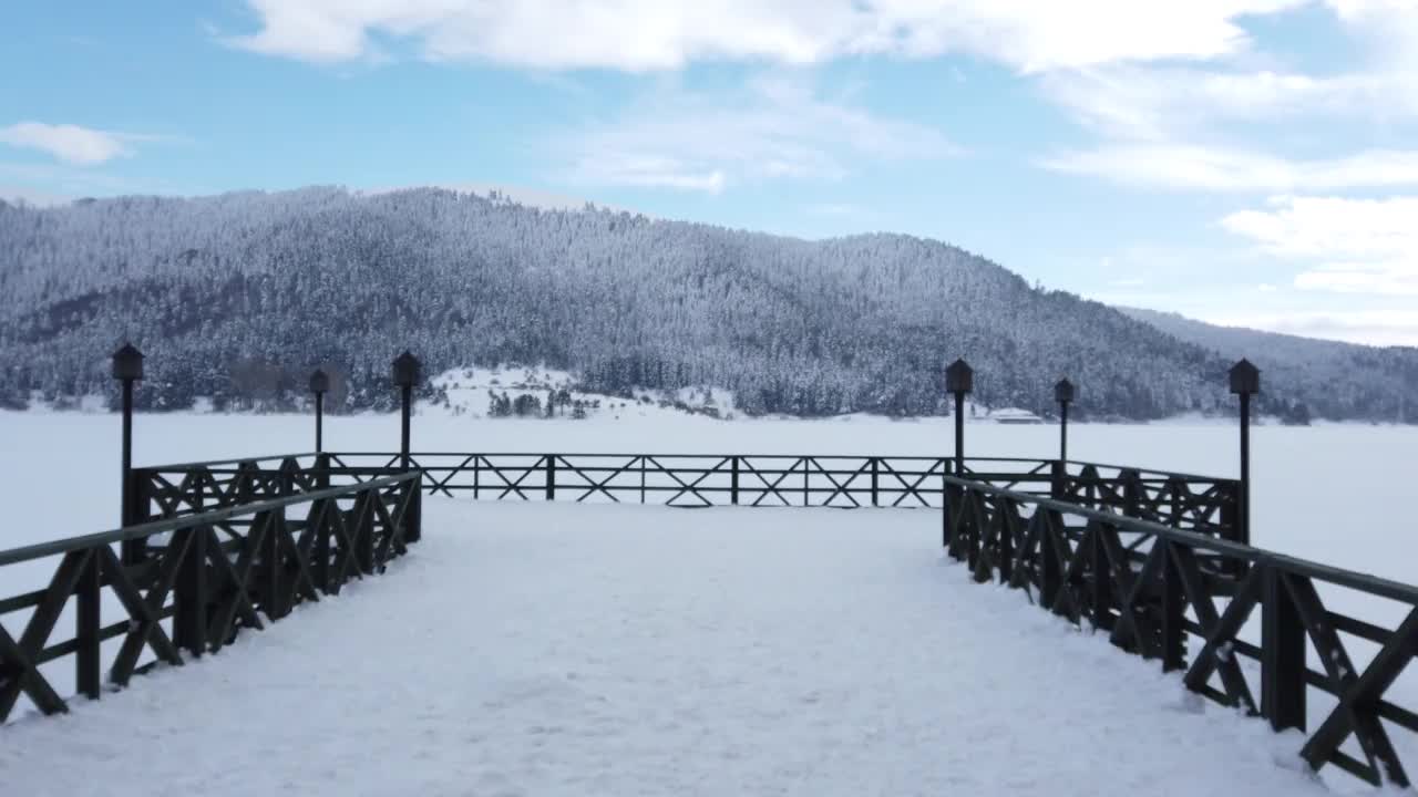 在雪原中漫步视频素材