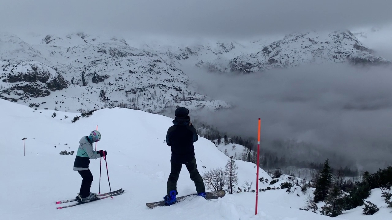 人们在欧洲的阿尔卑斯山上滑雪视频素材