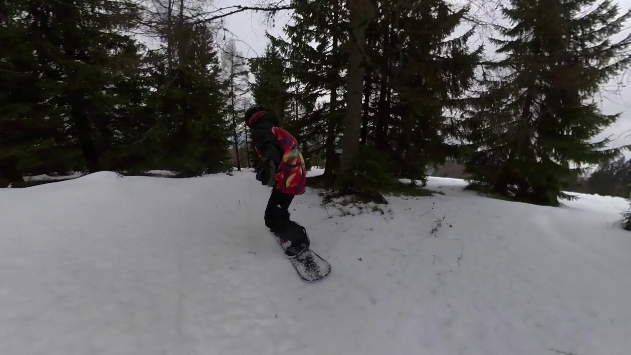 欧洲阿尔卑斯山脉的单板滑雪技巧视频素材