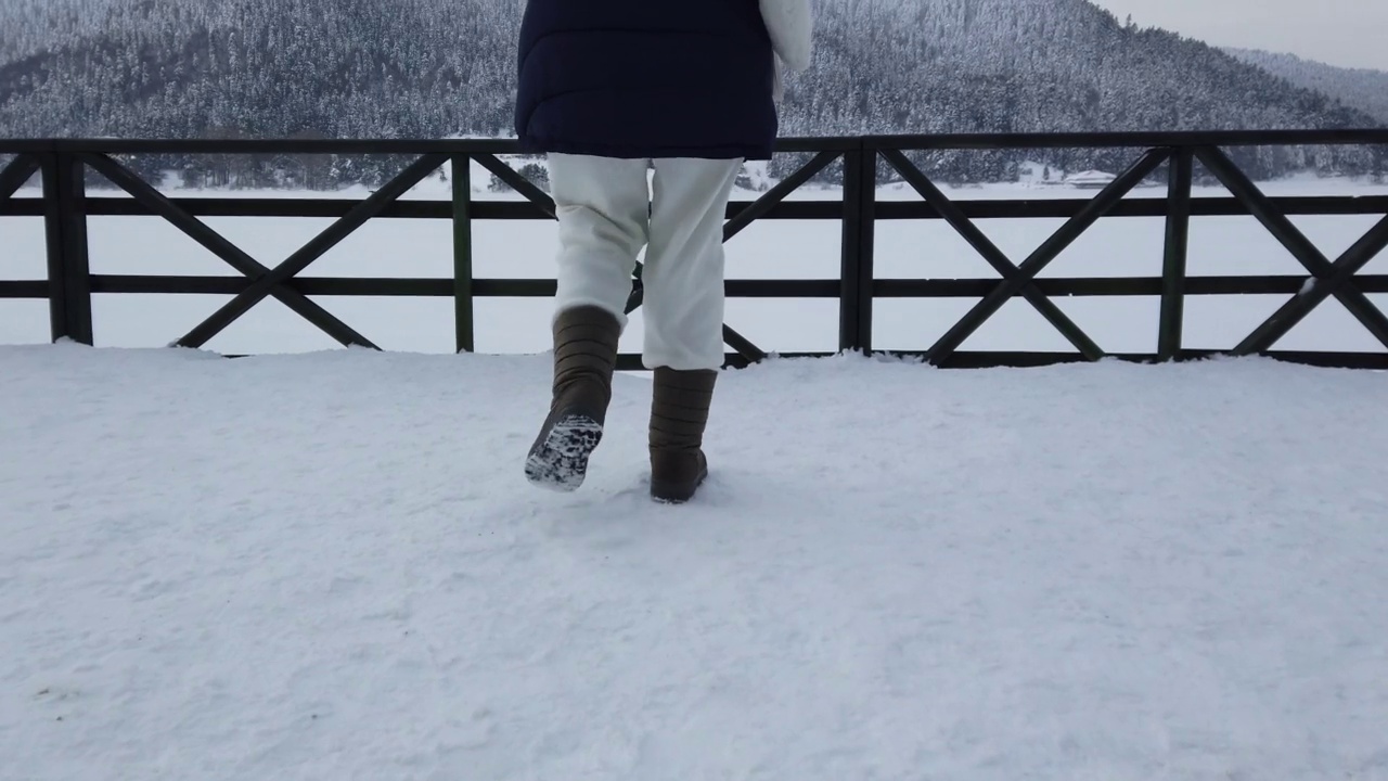 穿着雪靴在雪地上行走视频素材