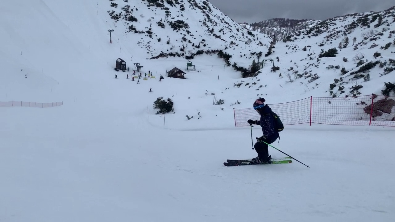 女人在欧洲阿尔卑斯山上滑雪视频素材